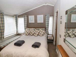 科克茅斯No 7 Skiddaw View的一间卧室配有一张带两个枕头的床
