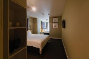 阿姆斯特丹罗默阿姆斯特丹酒店 的酒店客房,配有床和镜子