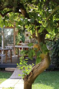 奥特朗托丰塔内莱农家乐的花园里的树,配有桌椅