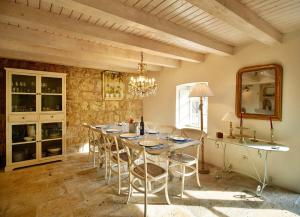 特斯特诺Villa Lemonia的一间带长桌和椅子的用餐室