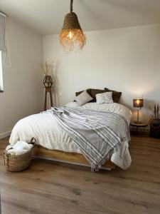 默桑西Charming house on the Luxembourg border的一间卧室配有一张床铺,床上有毯子