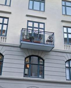 哥本哈根At Lars and Oscars - Vesterbro Apartment的带阳台和窗户的白色建筑