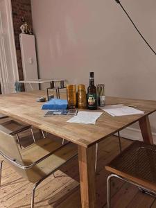 哥本哈根At Lars and Oscars - Vesterbro Apartment的一张木桌,上面放着两瓶酒