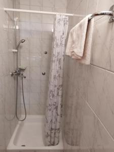 利夫诺Prenoćište San Rooms的带淋浴和浴帘的浴室