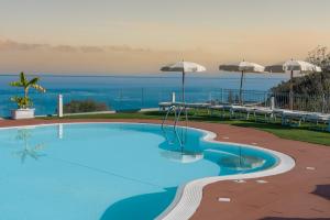 特罗佩阿Residence New Paradise的海景游泳池