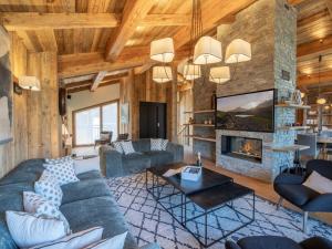 谷雪维尔Chalet Courchevel, 6 pièces, 12 personnes - FR-1-568-37的带沙发和壁炉的客厅