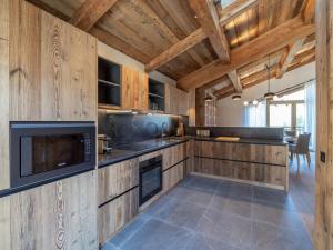 谷雪维尔Chalet Courchevel, 6 pièces, 12 personnes - FR-1-568-37的厨房配有木制橱柜和台面