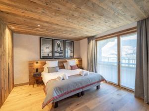 谷雪维尔Chalet Courchevel, 6 pièces, 12 personnes - FR-1-568-37的一间卧室设有一张大床和一个大窗户