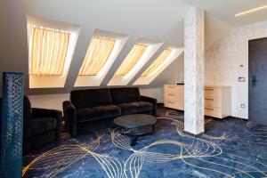 豪伊杜索博斯洛Diamond Panzió的客厅配有沙发、桌子和天窗。