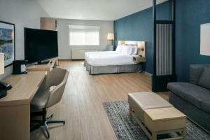 费尔班克斯Hyatt Place Fairbanks的大型酒店客房,配有一张床和一张书桌