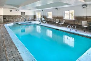 费尔班克斯Hyatt Place Fairbanks的蓝色的游泳池,位于酒店客房内