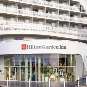 勒阿弗尔Hilton Garden Inn Le Havre Centre的一座建筑前面有一座带hilton花园旅馆标志的建筑