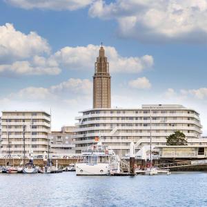 勒阿弗尔Hilton Garden Inn Le Havre Centre的一艘船停靠在一座大建筑前面