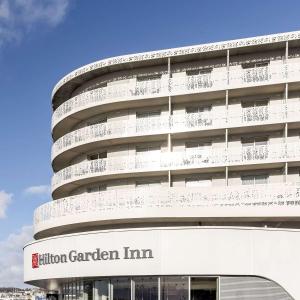 勒阿弗尔Hilton Garden Inn Le Havre Centre的一座白色的建筑,设有酒店花园