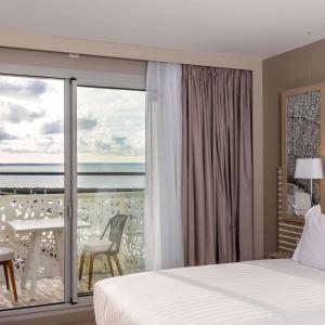 勒阿弗尔Hilton Garden Inn Le Havre Centre的一间卧室配有一张床,享有海景