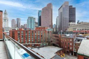 波士顿Canopy By Hilton Boston Downtown的享有城市天际线和高楼的景色