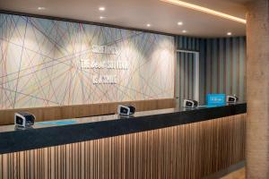 巴斯Hampton By Hilton Bath City的酒店大堂,墙上有标志