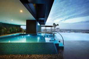 莎阿南Doubletree By Hilton Shah Alam I-City的享有水景的游泳池