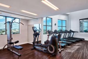 阿雷格里港Hilton Porto Alegre, Brazil的健身房设有一排跑步机和健身自行车