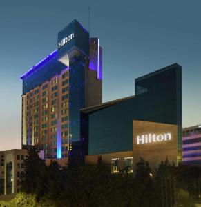 安曼Hilton Amman的一座建筑的侧面有hilton标志
