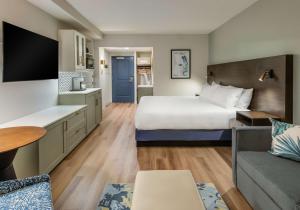 柏斯海滩沙堡汽车旅馆 - 里霍博斯海滩的酒店客房,配有床和沙发