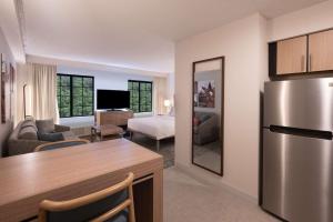 亚特兰大Homewood Suites by Hilton Atlanta Buckhead Pharr Road的厨房以及带不锈钢冰箱的起居室。