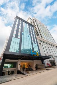 新山Fives Hotel Meldrum的一座高大的建筑,上面有恐龙