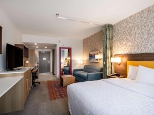 圣罗莎海滩Home2 Suites By Hilton Santa Rosa Beach的酒店客房设有床和客厅。