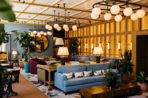 萨凡纳The Drayton Hotel Savannah, Curio Collection by Hilton的大堂设有蓝色的沙发、桌子和灯具