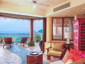 锡瓦塔塔内霍Hilton Grand Vacations Club Zihuatanejo的海景客厅