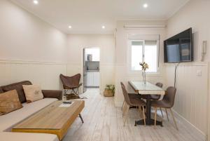塞维利亚Apartamentos Recaredo 7的客厅配有沙发和桌子