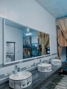 吉婆岛Hoang Phuc Hotel Cat Ba的一间带两个盥洗盆和大镜子的浴室