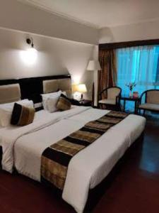 大吉岭Darjeeling La Resort的大型酒店客房,配有大床