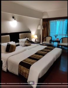 大吉岭Darjeeling La Resort的一间位于酒店客房内的带大床的卧室