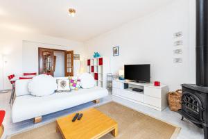 拉戈斯Lagos Sea View by Algarve Golden Properties的客厅配有白色沙发和电视