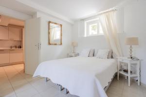 日内瓦Residence Mont-Blanc Apartment的白色的卧室配有白色的床和镜子