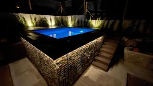 普里埃格·德·科尔多巴#Casa957...Glam Rural Living!的游泳池位于带灯光的黑暗房间内