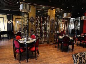 阿特劳The hub - Hotel & Restobar的用餐室配有桌椅,酒窖