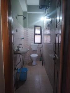 因帕尔OYO HOTEL RASU的一间带水槽和卫生间的浴室