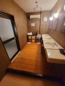 泉佐野海鸥酒店的浴室设有一排盥洗盆和镜子