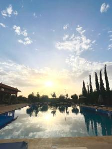马拉喀什Pavillon Affaoui Golf & Waky的一个带阳光的大型游泳池