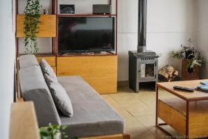 乌斯怀亚Casa Bellavista Ushuaia的带沙发和平面电视的客厅
