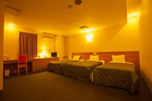 泉佐野海鸥酒店的酒店客房配有两张床和一张书桌