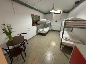 布加勒斯特Piata Uniri Cozy Inn的小房间设有桌子和双层床