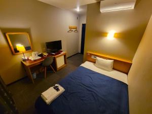 泉佐野海鸥酒店的酒店客房配有一张床和一张带电脑的书桌