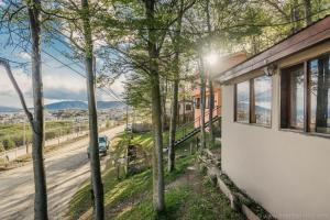 乌斯怀亚Casa Bellavista Ushuaia的享有道路和树木景致的度假屋