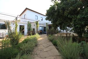 蓬德利马Villa Cornelia, Ponte de Lima的房屋前带长凳的花园