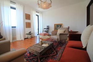 蓬德利马Villa Cornelia, Ponte de Lima的客厅配有沙发和桌子