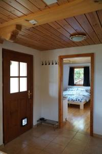 QuartenChalet Terza的客房设有一张床和木制天花板