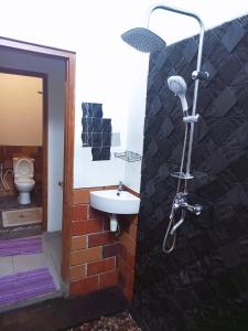 日惹ZEN MOON Hostel的一间带水槽和卫生间的浴室